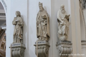 Statues de la nef de la cathédrale de Palerme