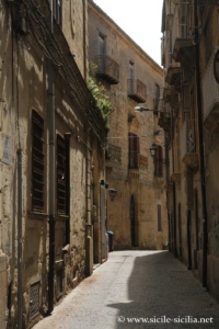 Rue médiévale à Enna, Sicile