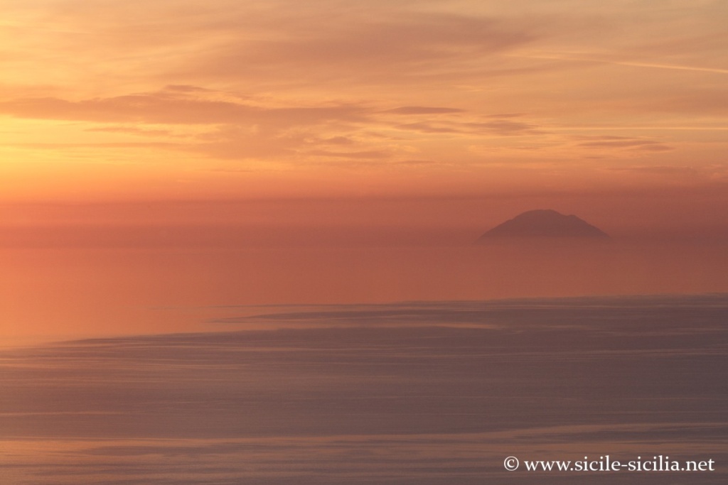 Coucher de soleil avec Alicudi depuis le grand cratère de Vulcano, îles éoliennes