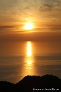 Coucher de soleil depuis le grand cratère de Vulcano, îles éoliennes