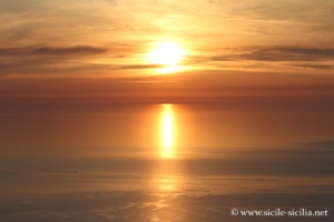 Coucher de soleil depuis le grand cratère de Vulcano, îles éoliennes