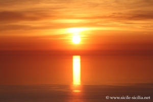 Coucher de soleil depuis le grand cratère de Vulcano, îles éoliennes