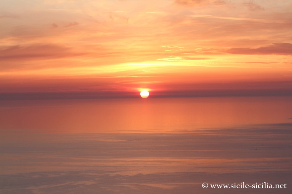 Coucher de soleil depuis le grand cratère de Vulcano, îles éoliennes