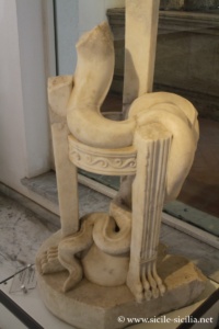 Tripod avec serpent, Centuripe, musée archéologique de Palerme