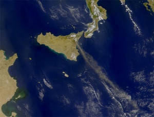 Photo de l'Etna, Éruption vue par satellite