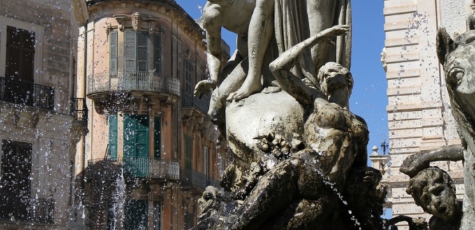 Piazza Archimede, fontana di Diana 1