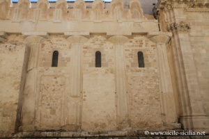 Photo des colonnes du temple d'Athéna à Syracuse tempio di atena, siracusa