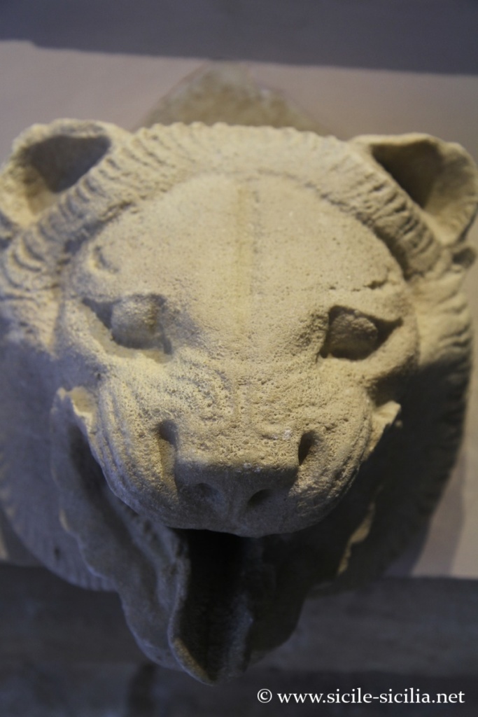 Photo d'éléments du temple d'Athéna à Syracuse au musée paolo-orsi-siracusa-e-ortigia-tempio-di-atena-430