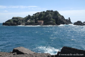 Île Lachea, Riviera des Cyclpes, Aci Trezza