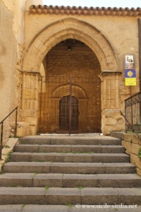 Portail latéral de la basilique Saint-Léon, Assoro