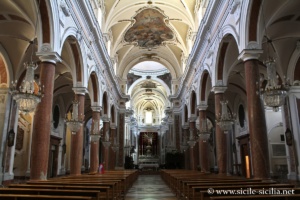 Nef centrale de la basilique Santa Maria Assunta, Alcamo