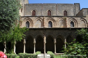 Cloitre de la basilique de la Sainte-Trinité à Palerme